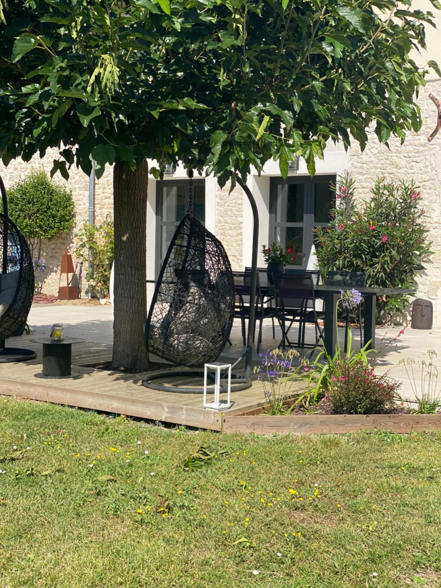 La Chaumeauniere Bed & Breakfast Aigrefeuille-dʼAunis Dış mekan fotoğraf